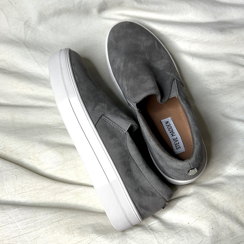 Never worn Steve Madden gills platform slip on in Gray faux suede size 8